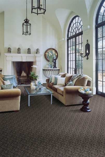 Fernseherloses Klassisches Wohnzimmer mit weißer Wandfarbe, Teppichboden, Kamin und Kaminumrandung aus Stein in Indianapolis