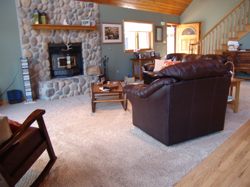 Aménagement d'une salle de séjour avec moquette, une cheminée standard et un manteau de cheminée en pierre.