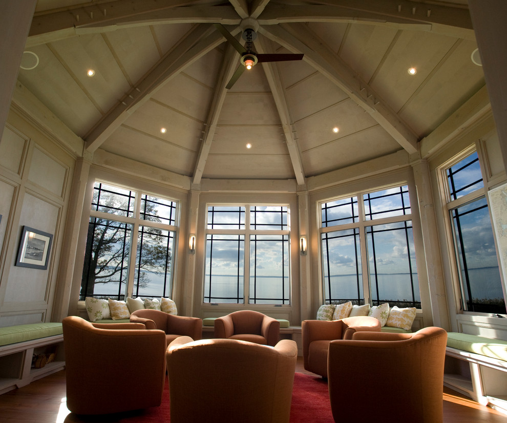 Großes, Fernseherloses, Abgetrenntes Maritimes Wohnzimmer mit beiger Wandfarbe und braunem Holzboden in Providence