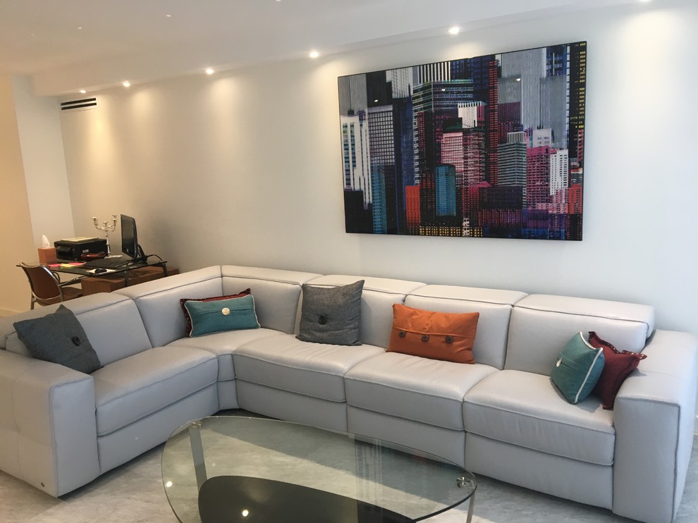 Immagine di un grande soggiorno design aperto con pareti bianche, pavimento in marmo e pavimento grigio
