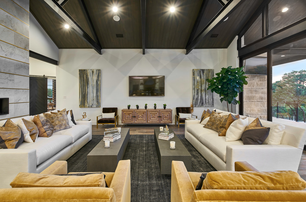 Esempio di un soggiorno minimal di medie dimensioni e aperto con pareti beige, pavimento in legno massello medio e TV a parete