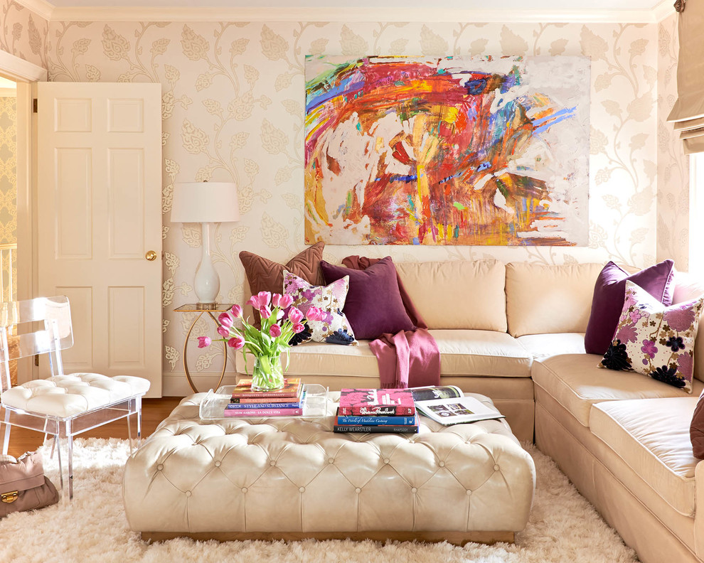 Ejemplo de sala de estar cerrada clásica con paredes beige y suelo de madera en tonos medios