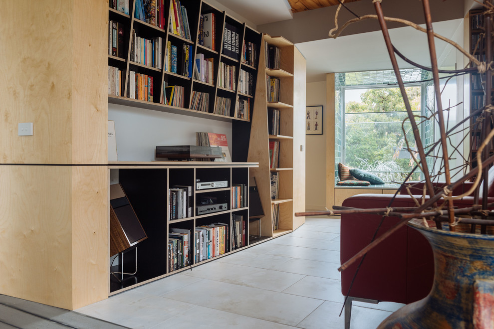 Foto de sala de estar con rincón musical abierta minimalista pequeña con paredes blancas y suelo de baldosas de porcelana