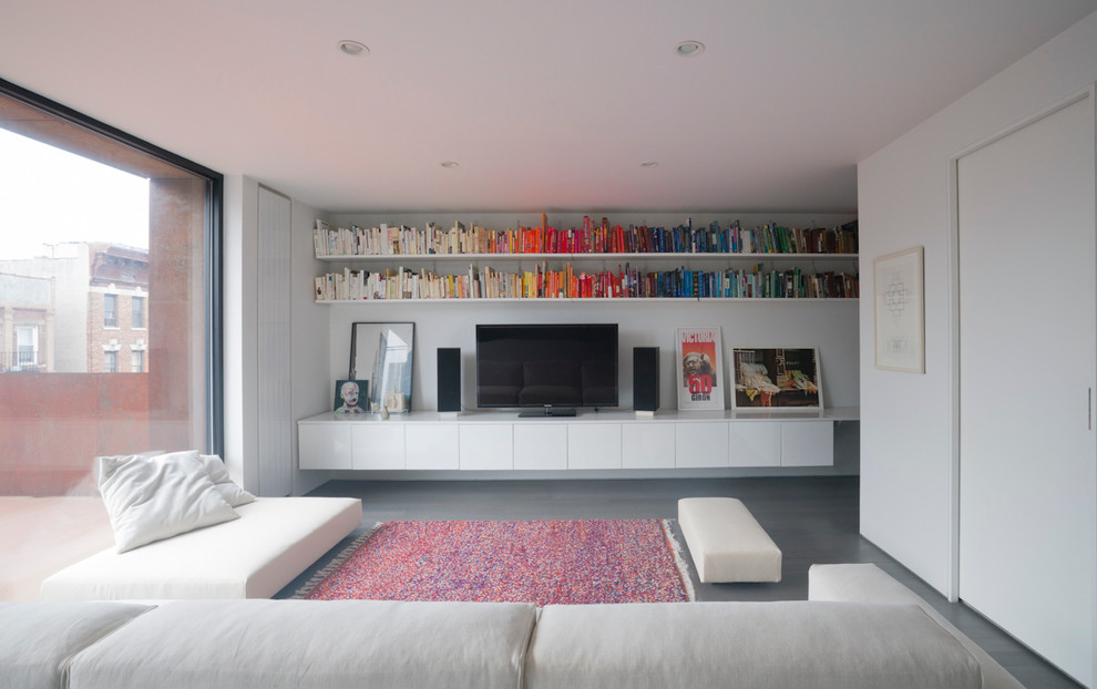 Источник вдохновения для домашнего уюта: гостиная комната среднего размера в современном стиле с с книжными шкафами и полками, белыми стенами, отдельно стоящим телевизором и серым полом