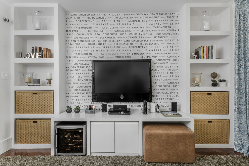 Modelo de sala de estar cerrada clásica grande sin chimenea con paredes blancas, suelo de madera oscura y televisor colgado en la pared