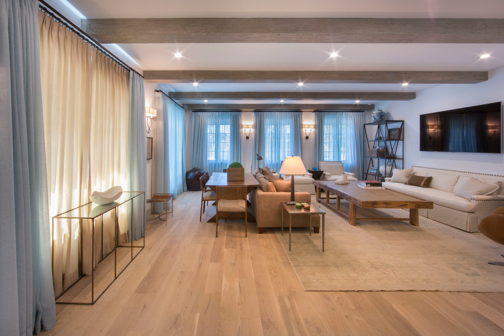 Идея дизайна: гостиная комната среднего размера в стиле модернизм с телевизором на стене