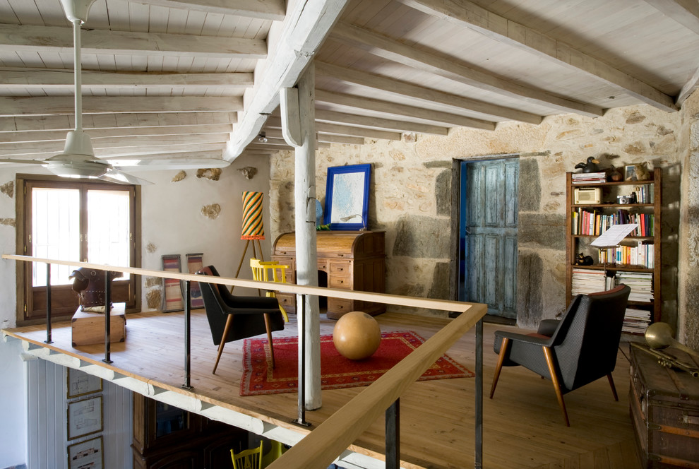 Mittelgroße, Fernseherlose Landhausstil Bibliothek ohne Kamin, im Loft-Stil mit brauner Wandfarbe und hellem Holzboden in Sonstige