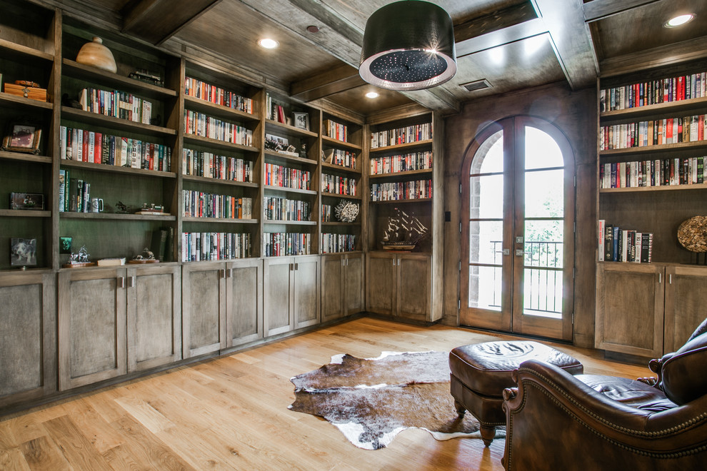 Ejemplo de sala de estar con biblioteca cerrada, tradicional, con suelo de madera en tonos medios