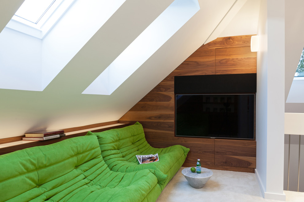 Modelo de sala de estar contemporánea pequeña con paredes blancas, moqueta y televisor colgado en la pared