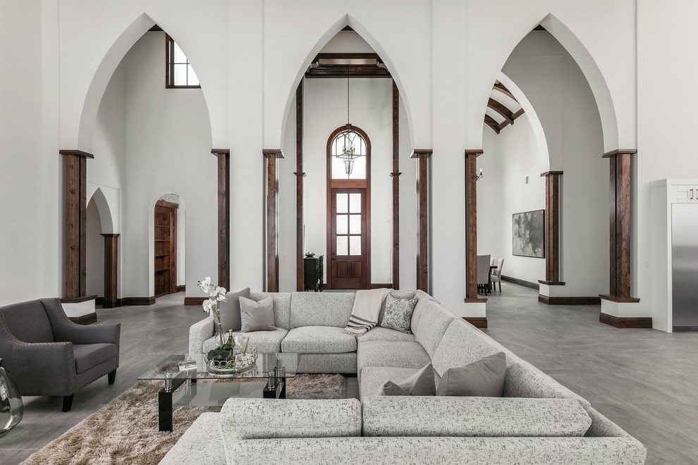 Источник вдохновения для домашнего уюта: гостиная комната в средиземноморском стиле с белыми стенами и полом из керамогранита