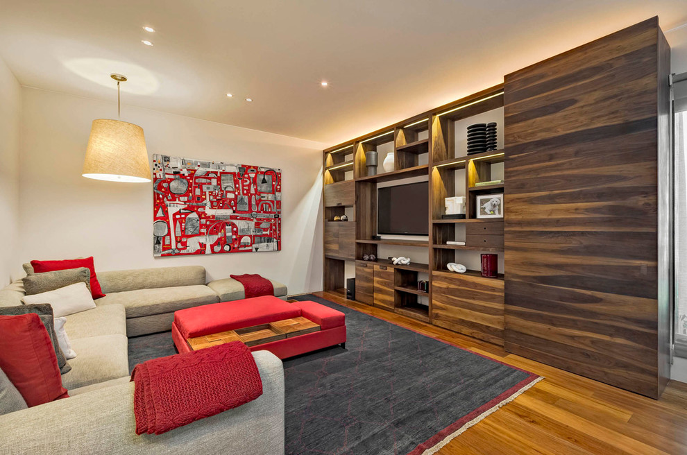 Réalisation d'une salle de séjour design avec un mur blanc, un sol en bois brun, aucune cheminée et un téléviseur encastré.