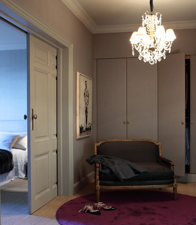 Свежая идея для дизайна: маленькая изолированная гостиная комната в классическом стиле с серыми стенами и ковровым покрытием без камина, телевизора для на участке и в саду - отличное фото интерьера