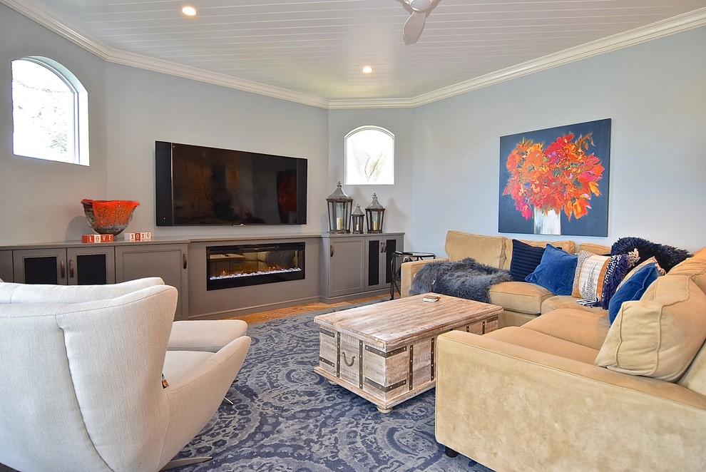Свежая идея для дизайна: открытая гостиная комната среднего размера в стиле неоклассика (современная классика) с синими стенами, мраморным полом, горизонтальным камином, фасадом камина из дерева и телевизором на стене - отличное фото интерьера