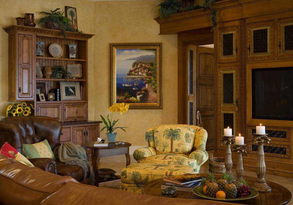 Diseño de sala de estar tradicional con paredes beige y pared multimedia