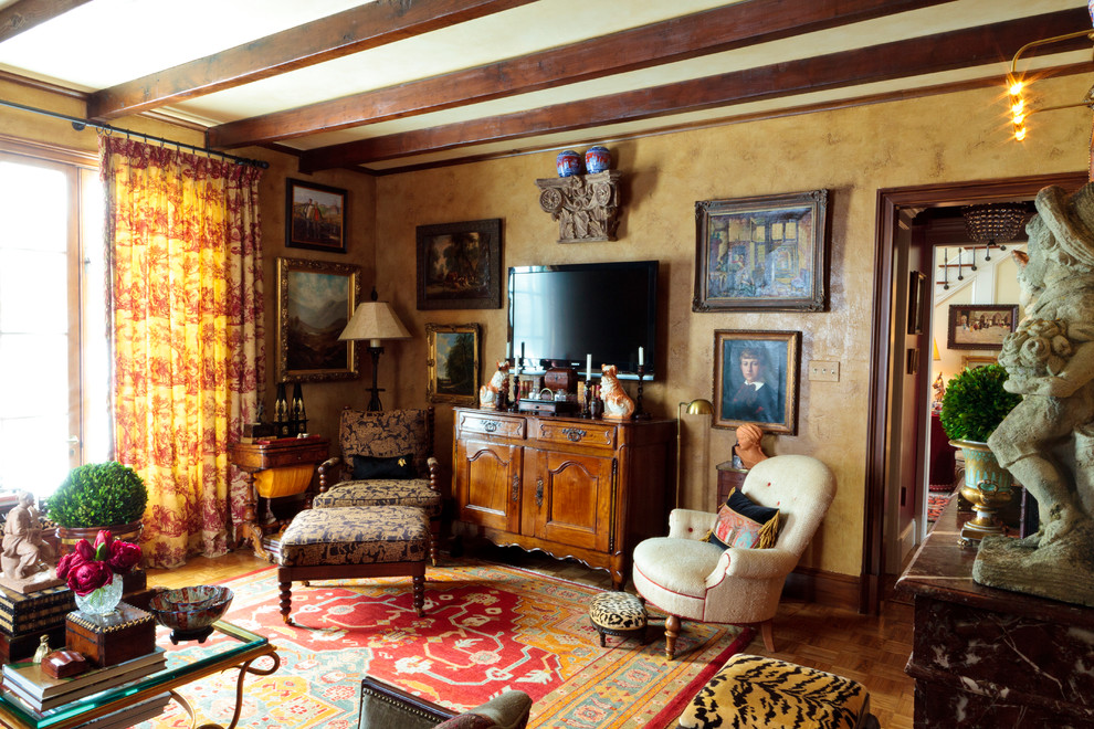 Abgetrenntes Mediterranes Wohnzimmer mit beiger Wandfarbe und TV-Wand in Sonstige