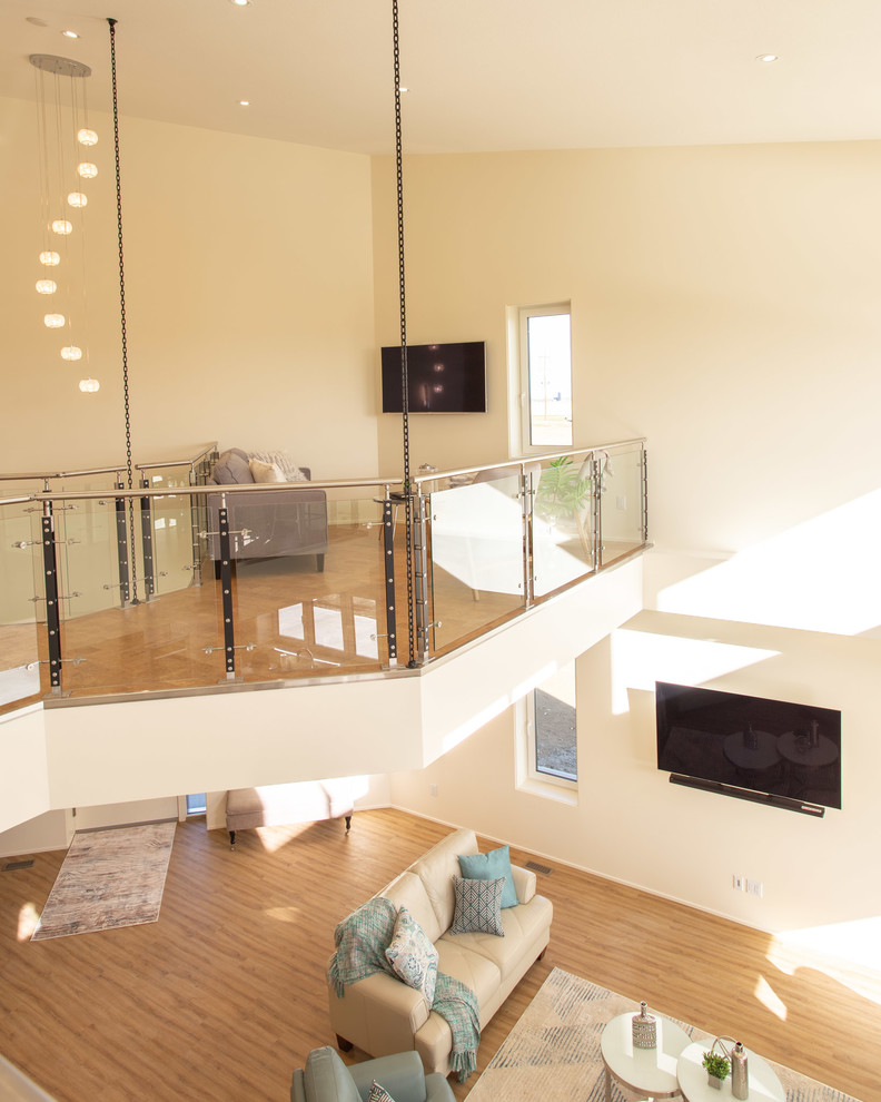 Ispirazione per un soggiorno design stile loft con pareti bianche, pavimento in sughero, TV a parete e pavimento marrone