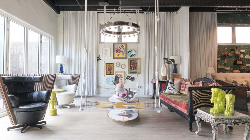 Esempio di un grande soggiorno eclettico aperto con pareti bianche, TV nascosta e pavimento beige