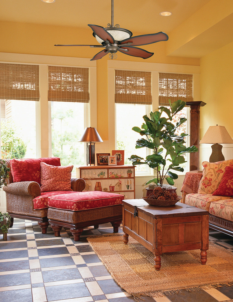 Diseño de sala de estar tropical con paredes beige y alfombra