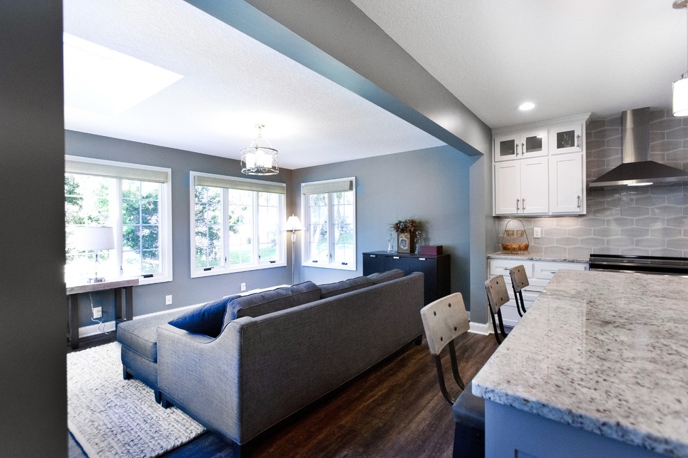 Kleines, Fernseherloses, Offenes Klassisches Wohnzimmer ohne Kamin mit grauer Wandfarbe, Vinylboden und braunem Boden in Minneapolis