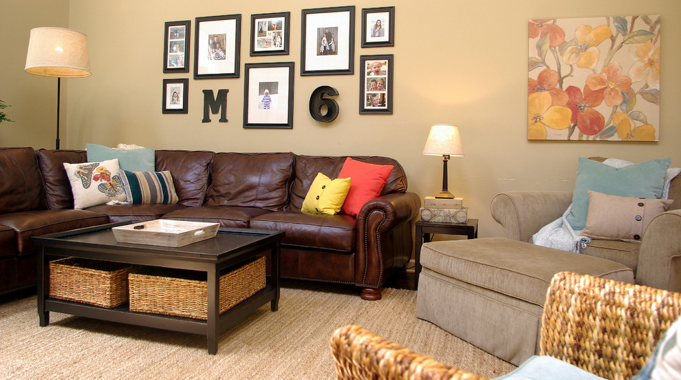 Foto de sala de estar abierta moderna de tamaño medio con paredes beige y suelo de madera oscura