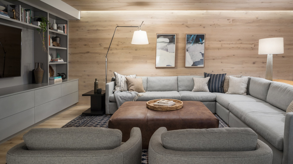 Cette image montre une salle de séjour marine en bois avec un mur marron, parquet clair, un téléviseur encastré et un sol beige.