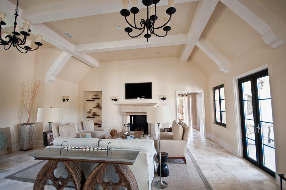 Aménagement d'une grande salle de séjour contemporaine fermée avec un mur beige, un sol en travertin, une cheminée standard, un manteau de cheminée en carrelage et un sol beige.