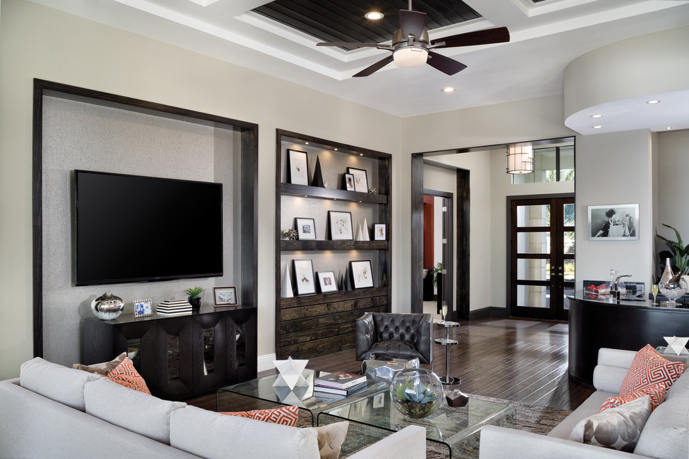 Ejemplo de sala de estar abierta clásica renovada extra grande con paredes blancas, suelo de madera en tonos medios y televisor colgado en la pared