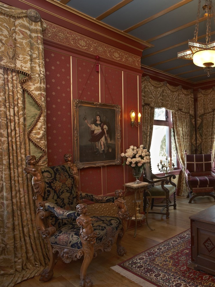 Ejemplo de sala de estar clásica grande con paredes rojas y suelo de madera clara