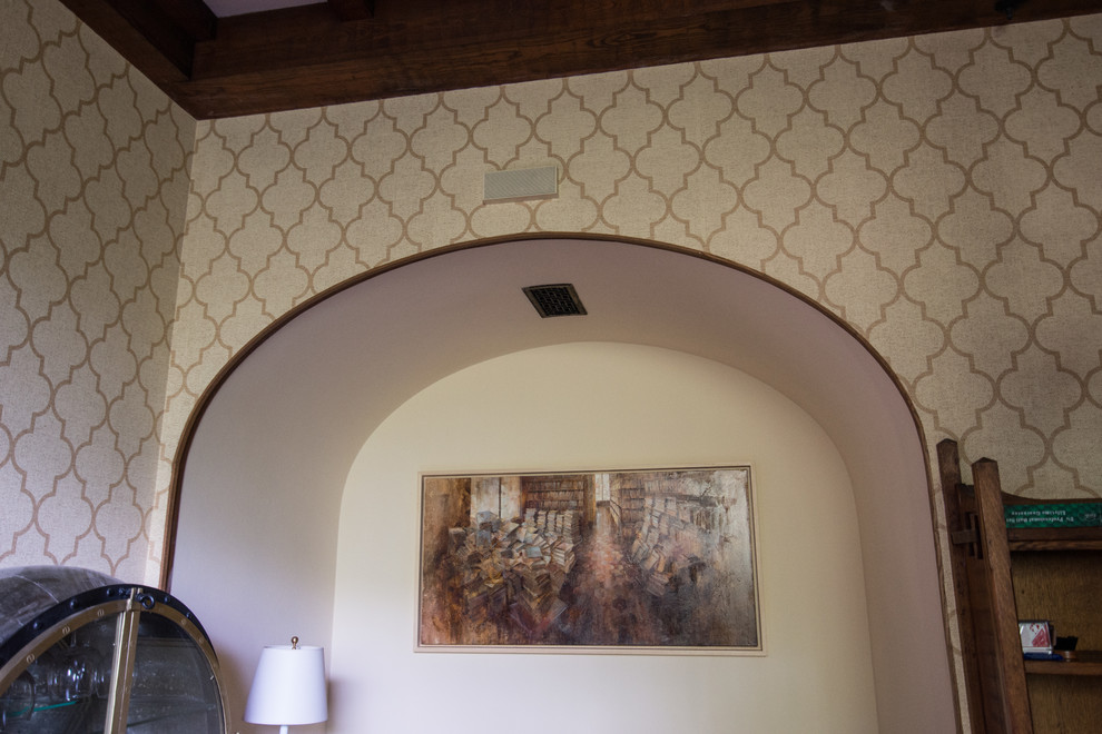 Inredning av ett klassiskt mellanstort avskilt allrum, med ett spelrum, beige väggar, mörkt trägolv och brunt golv