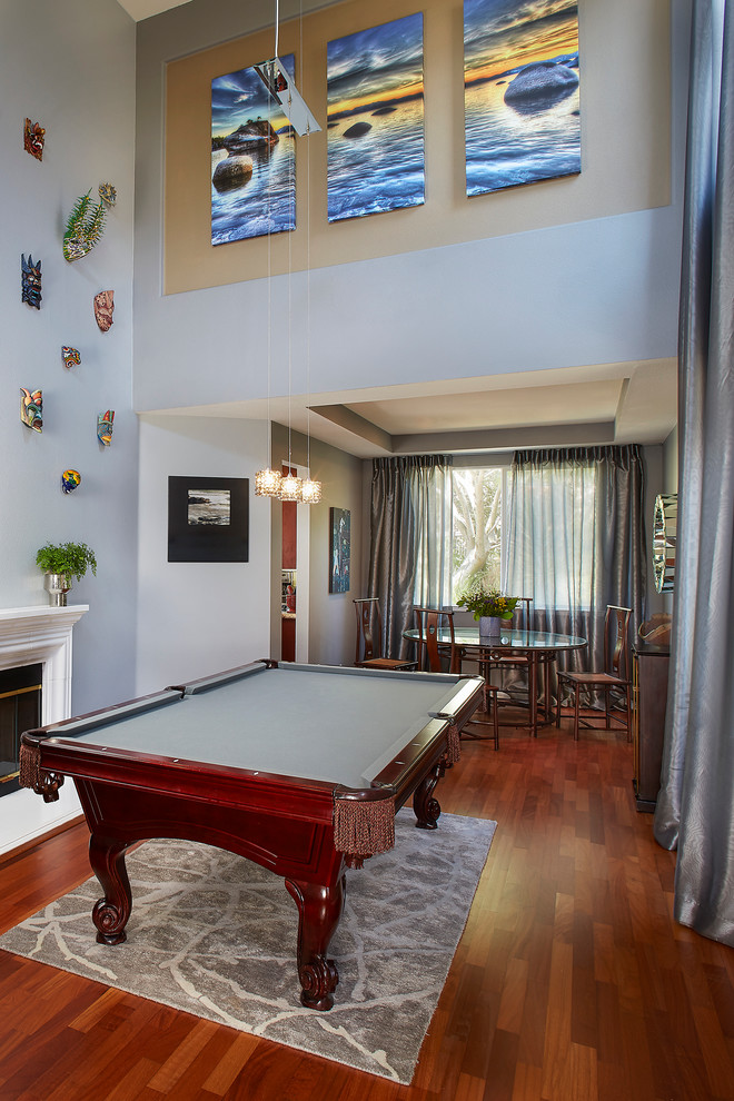 Foto de sala de estar actual con paredes grises y suelo de madera en tonos medios