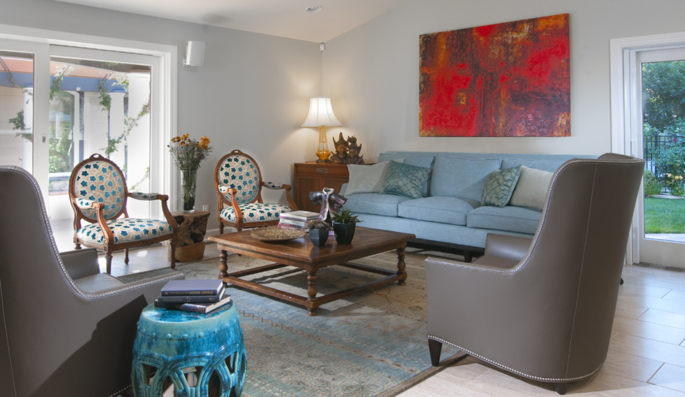 Imagen de sala de estar abierta tradicional renovada extra grande con paredes verdes y suelo de baldosas de porcelana