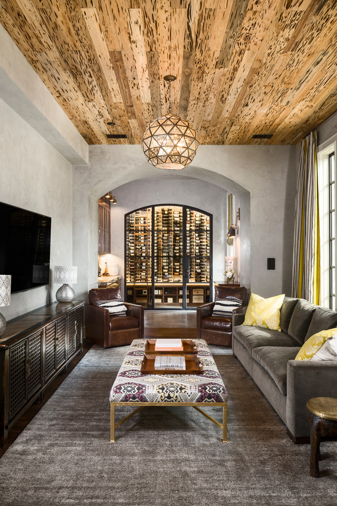 Klassisches Wohnzimmer ohne Kamin mit Hausbar, grauer Wandfarbe, braunem Holzboden, TV-Wand und braunem Boden in Austin