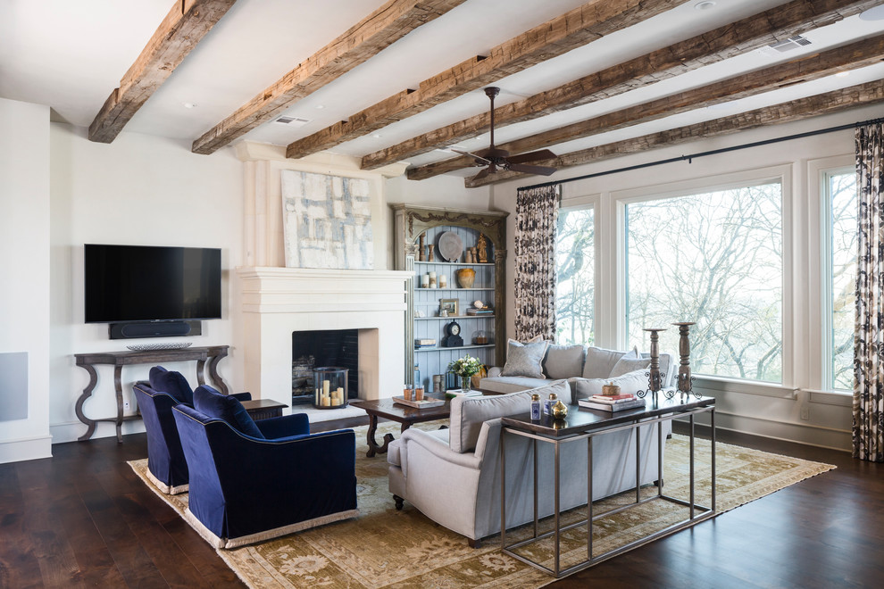 Diseño de sala de estar abierta tradicional renovada grande con paredes blancas, suelo de madera oscura, todas las chimeneas, televisor colgado en la pared y suelo marrón