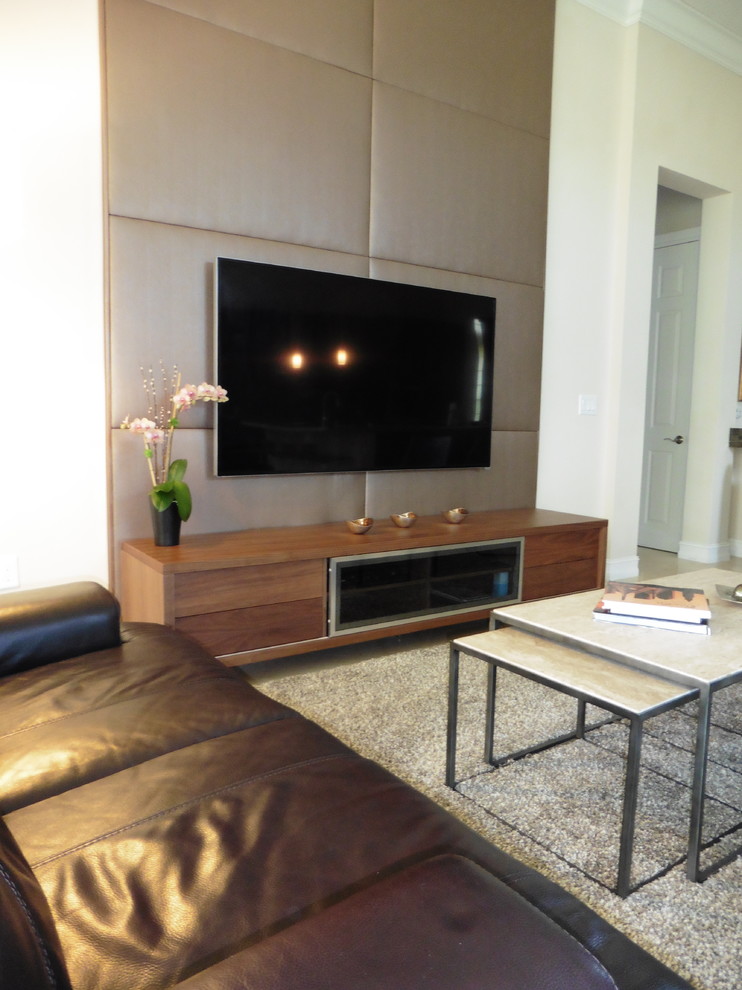 Idéer för mellanstora minimalistiska allrum med öppen planlösning, med beige väggar och en väggmonterad TV