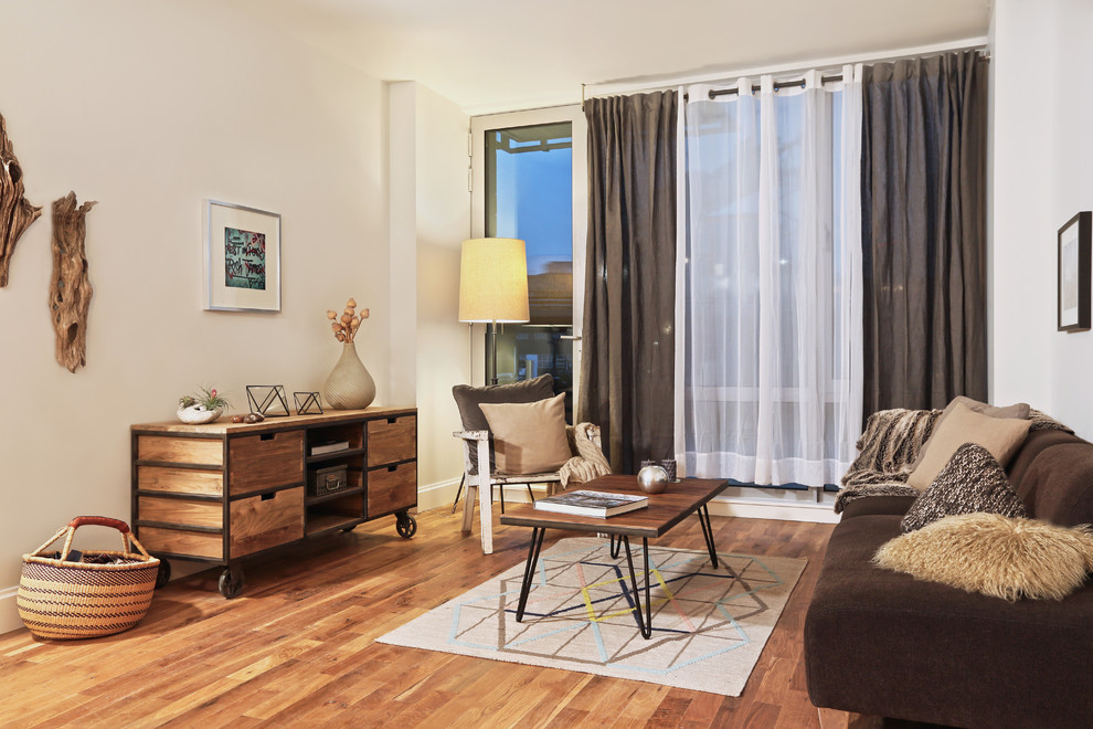 Aménagement d'une salle de séjour montagne de taille moyenne et ouverte avec un mur blanc et un sol en bois brun.
