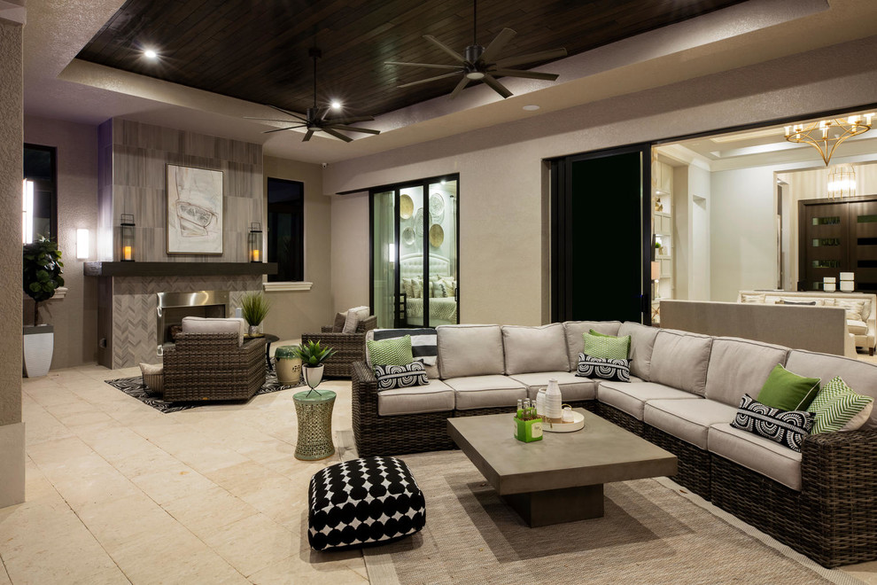 Großes, Offenes Wohnzimmer mit beiger Wandfarbe, Travertin, Kamin, Kaminumrandung aus Stein, Multimediawand und beigem Boden in Miami