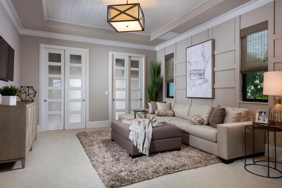 Diseño de sala de estar cerrada tradicional renovada de tamaño medio sin chimenea con moqueta, televisor colgado en la pared, suelo beige y paredes grises