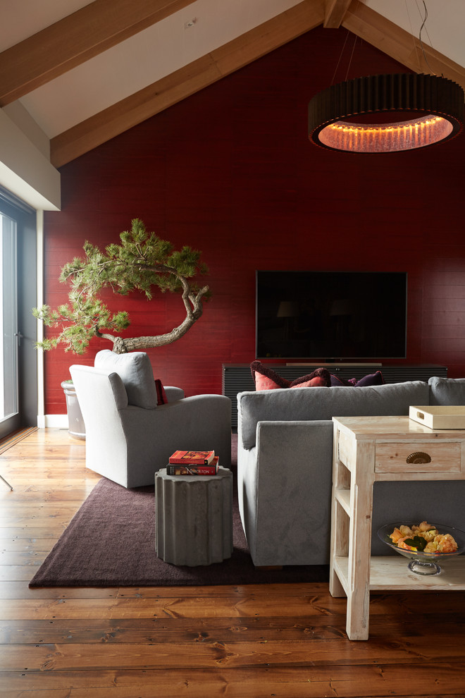 Стильный дизайн: большая изолированная гостиная комната в стиле неоклассика (современная классика) с светлым паркетным полом без камина - последний тренд