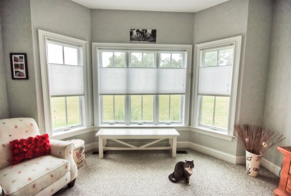 Foto de sala de estar abierta tradicional de tamaño medio con paredes grises y moqueta