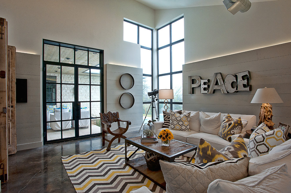 Diseño de sala de estar contemporánea con suelo de cemento y alfombra