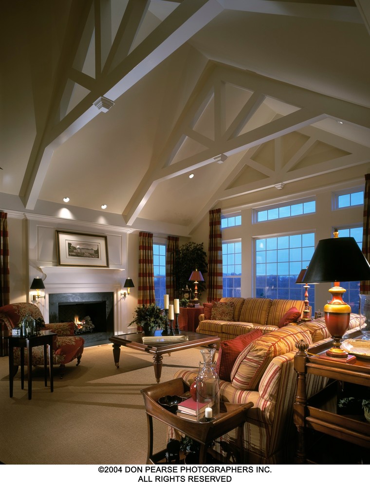 Источник вдохновения для домашнего уюта: огромная гостиная комната в классическом стиле с белыми стенами, ковровым покрытием, стандартным камином и фасадом камина из дерева