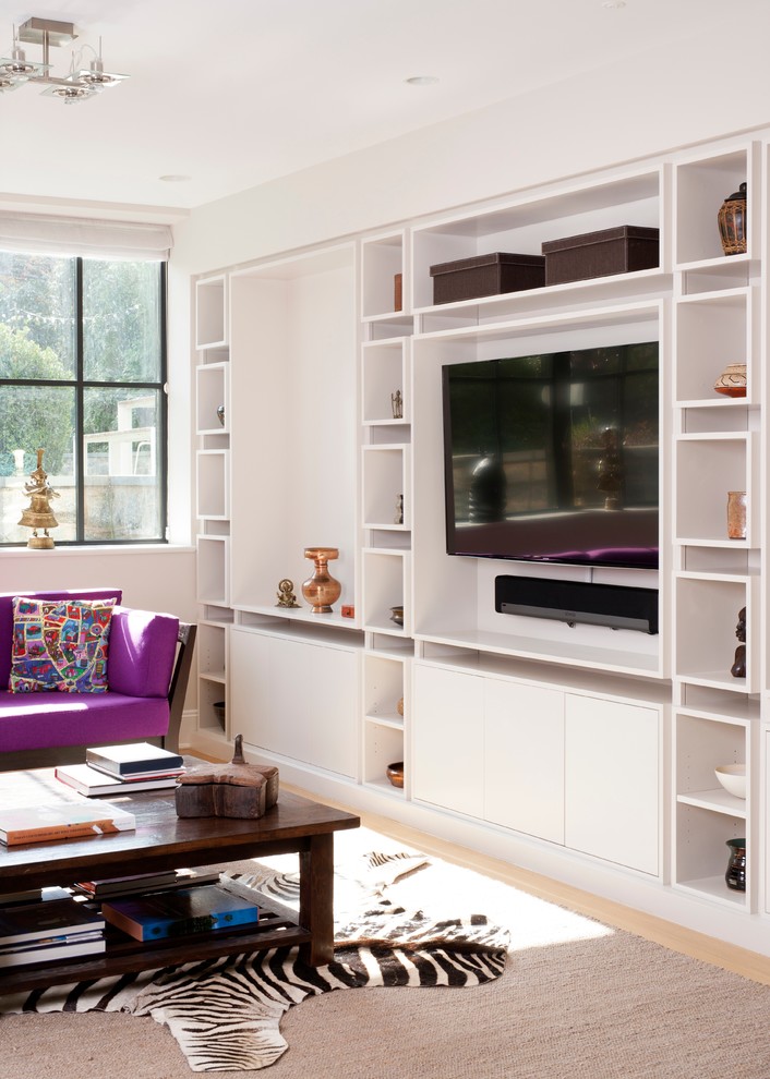 Exemple d'une petite salle de séjour tendance fermée avec un mur blanc, parquet clair et un téléviseur encastré.
