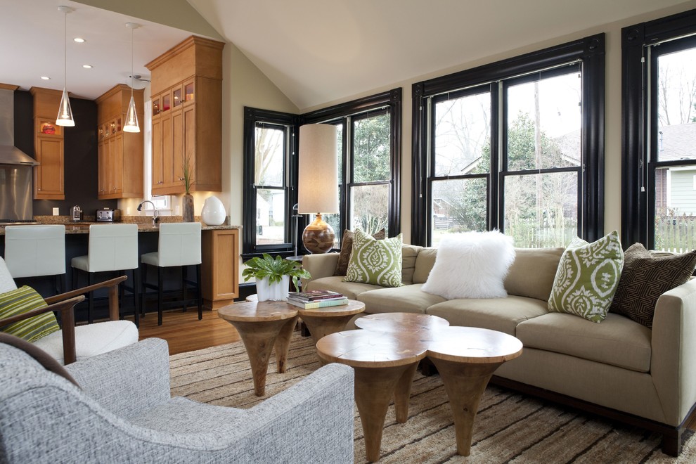 Aménagement d'une salle de séjour contemporaine ouverte avec un mur beige, un sol en bois brun, un sol marron et éclairage.