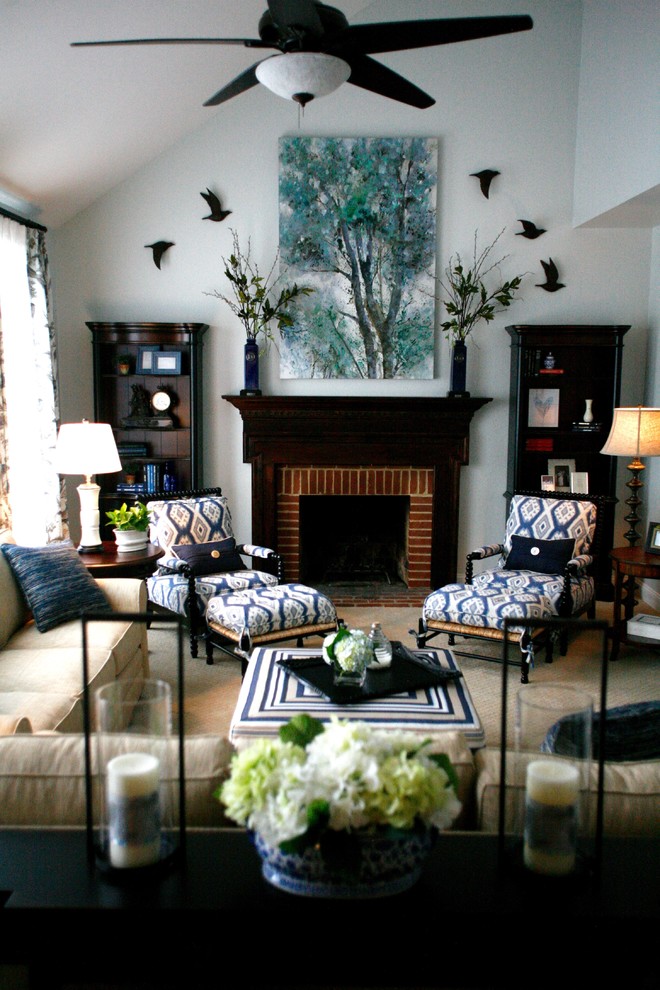 Klassisches Wohnzimmer mit blauer Wandfarbe, Teppichboden, Kamin, Kaminumrandung aus Backstein und freistehendem TV in Baltimore
