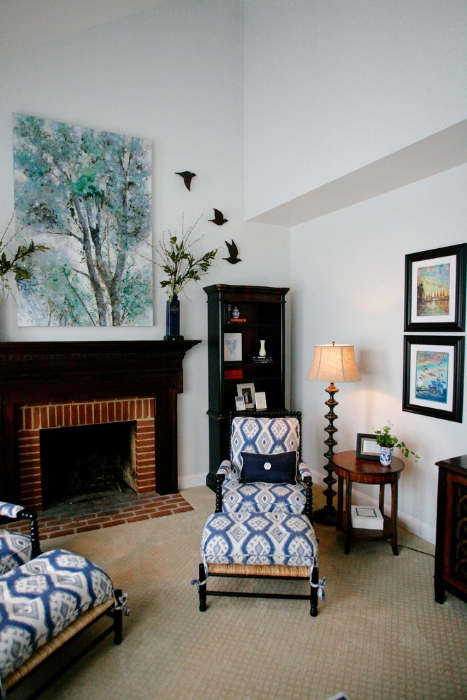 ボルチモアにある高級なトラディショナルスタイルのおしゃれなファミリールーム (青い壁、カーペット敷き、標準型暖炉、レンガの暖炉まわり、据え置き型テレビ) の写真