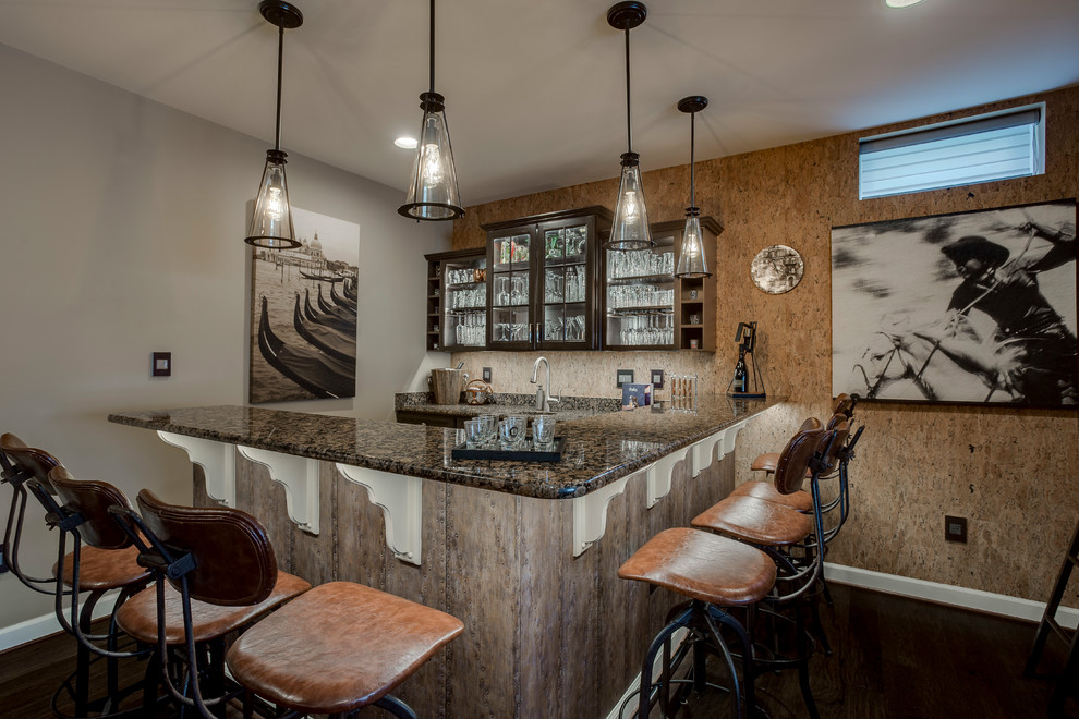 Cette photo montre un grand bar de salon romantique avec parquet foncé et un sol marron.