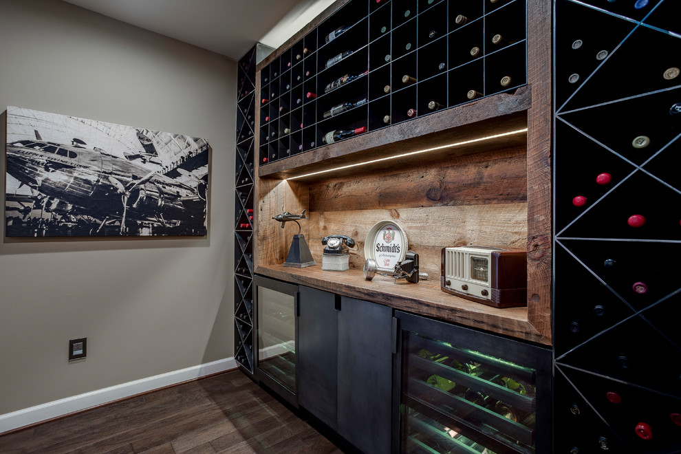 ボルチモアにある高級な広いシャビーシック調のおしゃれなオープンリビング (ホームバー、ベージュの壁、濃色無垢フローリング、暖炉なし、茶色い床) の写真