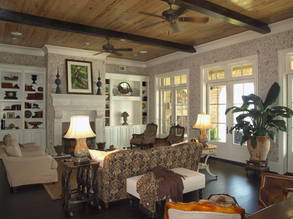 На фото: большая изолированная гостиная комната в стиле фьюжн с темным паркетным полом, стандартным камином, фасадом камина из камня и оранжевым полом
