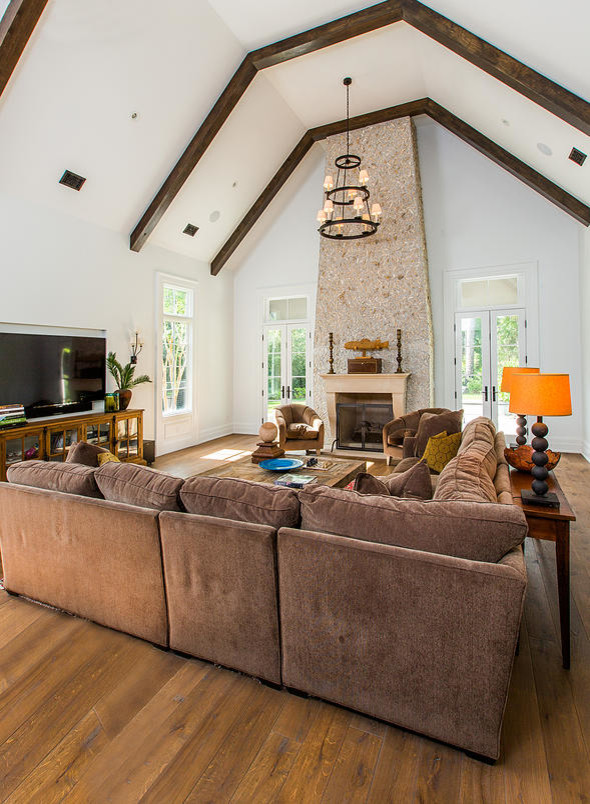 Foto de sala de estar clásica grande con paredes blancas y suelo de madera en tonos medios