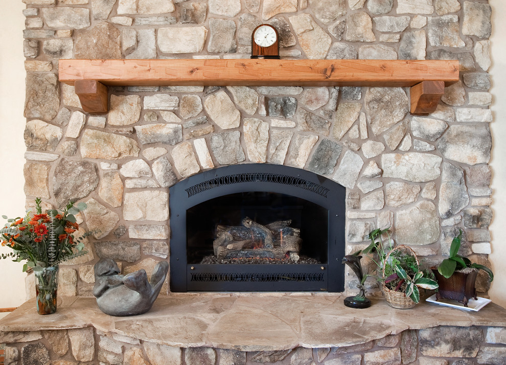 サンルイスオビスポにあるお手頃価格の地中海スタイルのおしゃれなファミリールーム (標準型暖炉、石材の暖炉まわり) の写真